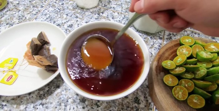 Thêm tắc xí muội và mật ong (nếu dùng): Thêm tắc xí muội và/hoặc mật ong tùy theo khẩu vị khách hàng, khuấy đều.