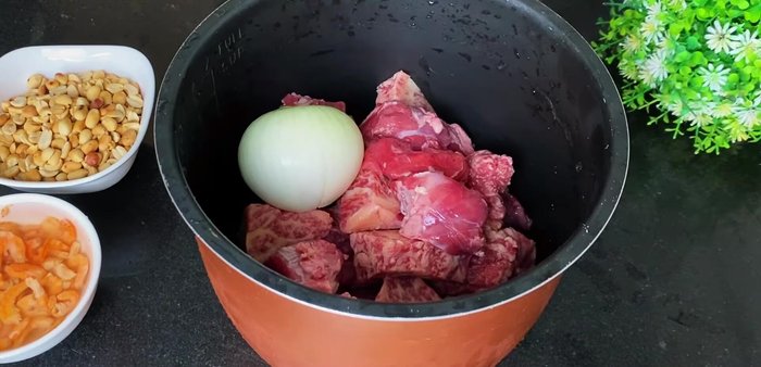 Ninh thịt bò: Cho bò, hành tây, củ cải trắng, nước, hạt nêm, đường phèn, muối vào nồi áp suất, ninh 35 phút.