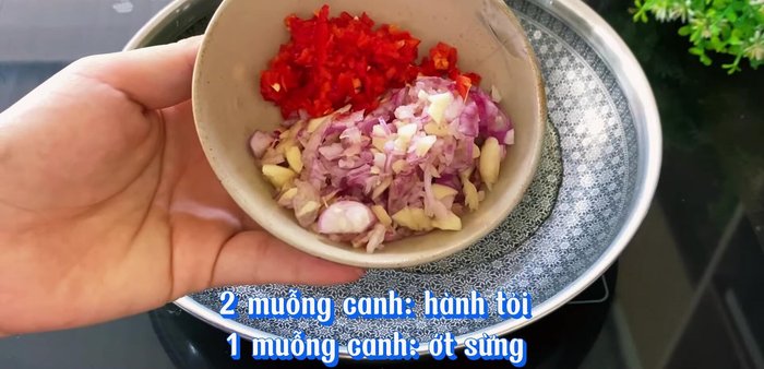 Phi hành tỏi ớt: Phi thơm hành tỏi băm và ớt sừng với dầu ăn.