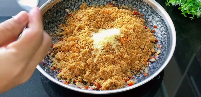 Xào hỗn hợp sa tế: Cho hỗn hợp đậu phộng, tôm khô xay, hạt nêm, sa tế tôm, mắm ruốc, bơ đậu phộng, dầu ăn, thính gạo và nước ngâm tôm khô vào chảo, xào đều.