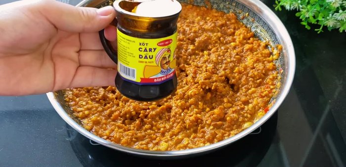 Kết hợp nước dùng: Cho hỗn hợp sa tế đã xào vào nồi nước dùng ninh từ thịt bò, thêm bột cà ri dầu (tùy chọn).