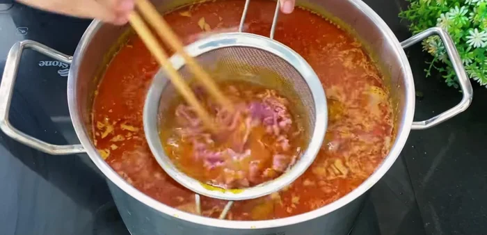 Trụng bò tái và các nguyên liệu khác: Trụng bò tái, giá, hủ tiếu.
