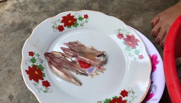 Ngâm cá cơm với nước dừa tươi để khử mùi tanh (thời gian tùy thuộc vào sở thích).