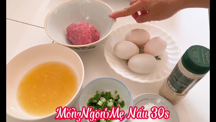 Trộn lòng trắng trứng, thịt băm, trứng muối, đường, bột ngọt và tiêu vào một tô.