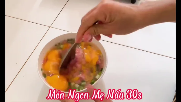 Trộn đều hỗn hợp.