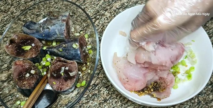 Nhồi cá thác lác cho đều, để vào ngăn mát hoặc ngăn đá cho dẻo.