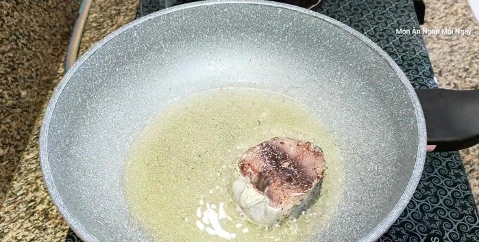 Chiên sơ cá ngừ với một ít dầu ăn và đầu hành cho thơm. Chỉ cần chiên sơ, không cần chín hẳn.
