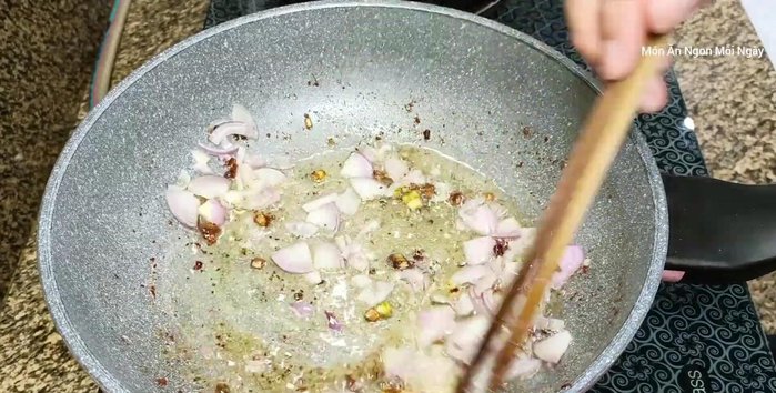 Phi hành tím cho thơm, sau đó cho cà chua vào xào cho vàng.