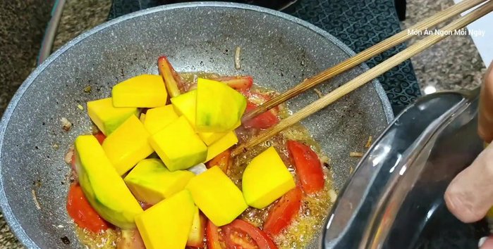 Thêm bí đỏ vào xào khoảng 1 phút.