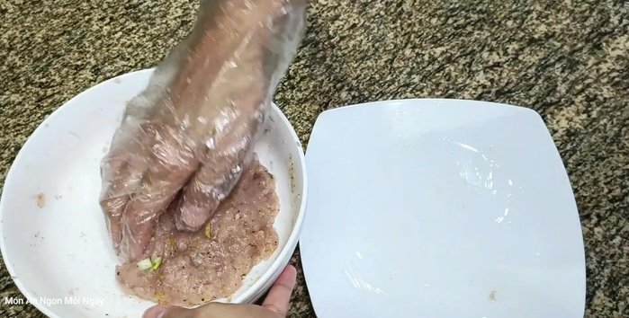 Ép cá thác lác thành miếng mỏng, cho vào nồi nước dùng đun cho chín. Vớt ra để nguội.