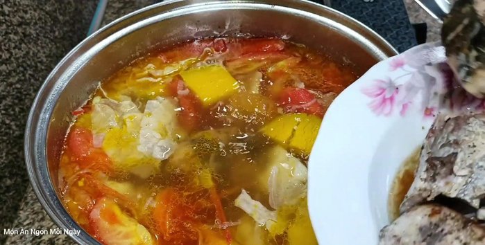 Cho cá ngừ vào nồi nước dùng, thêm vài lát ớt để khử mùi tanh. Nấu thêm khoảng 10 phút.