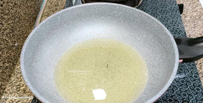 Chiên chả cá cho vàng, cắt miếng vừa ăn.