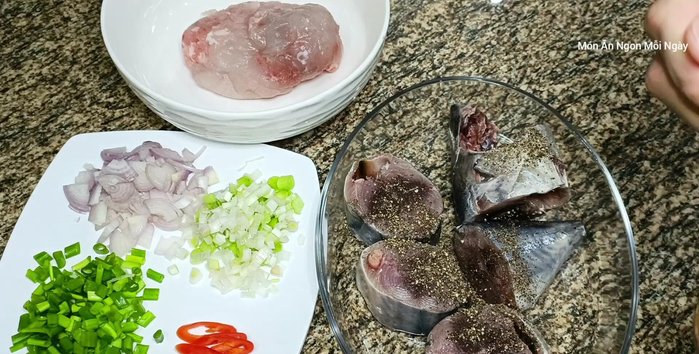 Ướp cá ngừ với 1 muỗng cà phê tiêu, 1 muỗng cà phê đậu hành, nửa muỗng canh tỏi phi (hoặc hành tím phi), 1 muỗng canh nước mắm, và 1 muỗng cà phê đường. Ướp khoảng 50 phút. Ướp cá thác lác với 1/3 muỗng canh nước mắm, một ít đầu hành.