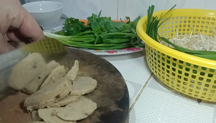 Cắt chả bò thành lát mỏng.
