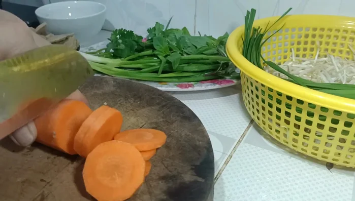 Cắt cà rốt, ngò rí, ớt nhỏ.