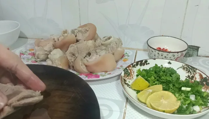 Xắt thịt bắp thành miếng vừa ăn.