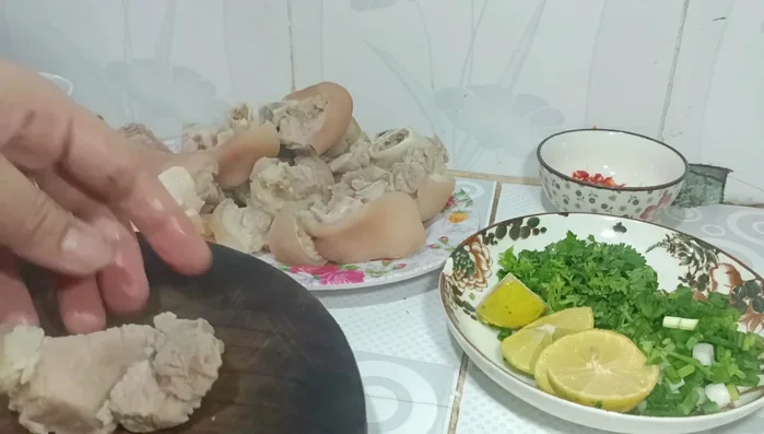 Cho thịt bắp vào nồi nước súp.