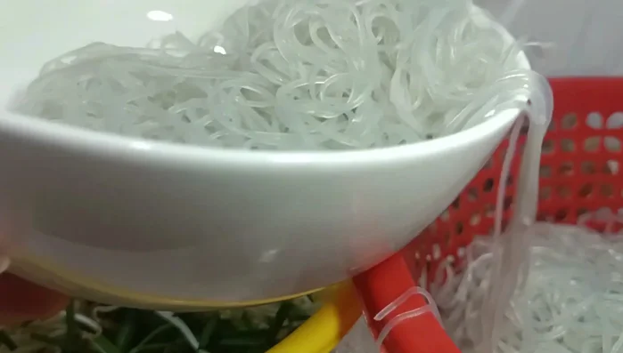 Trộn giá với gia vị (tùy chọn).