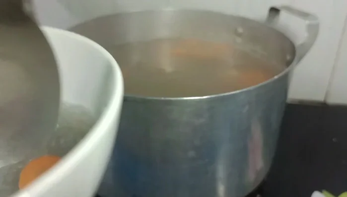 Cho giá vào nồi nước súp đang sôi để trụng chín.