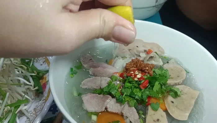 Múc miến, nước súp, thịt, rau, gia vị ra tô và thưởng thức.