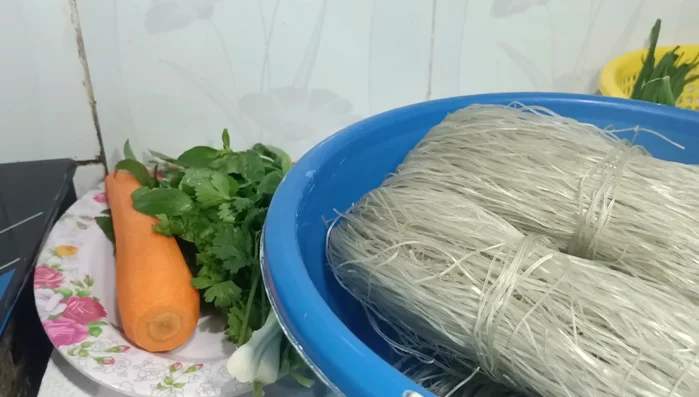 Trụng sơ chân giò.