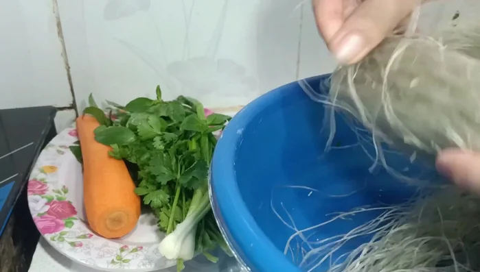 Trụng miến với nước sôi khoảng 3 phút, vớt ra để ráo. Cho 1 muỗng dầu ăn vào đảo đều để miến không bị dính.
