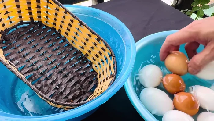 Rửa lại trứng với nước sạch (101.84).