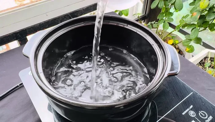 Cho nước vào nồi, thêm 2/3 muỗng canh muối (119.399).
