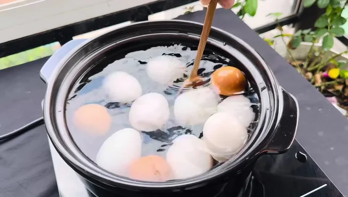 Khuấy đều trứng trong nồi khoảng 3 phút cho đến khi nước sôi (142.48).