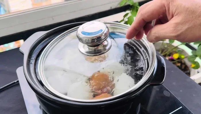 Đậy nắp nồi và luộc trứng 10 phút kể từ khi nước sôi. Hạ lửa trung bình khi nước sôi (187.84).