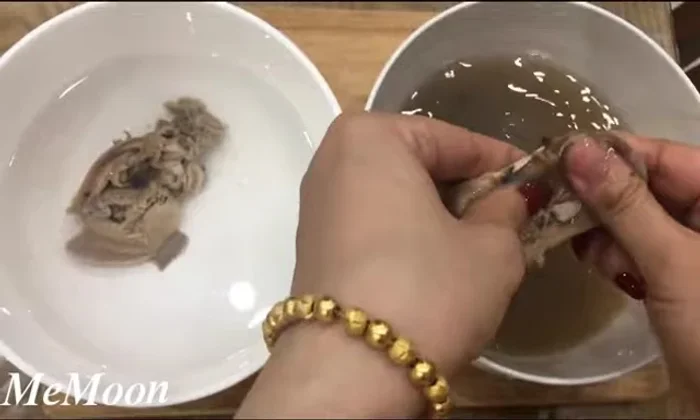 Bằm nhỏ thịt trai. (193.44)