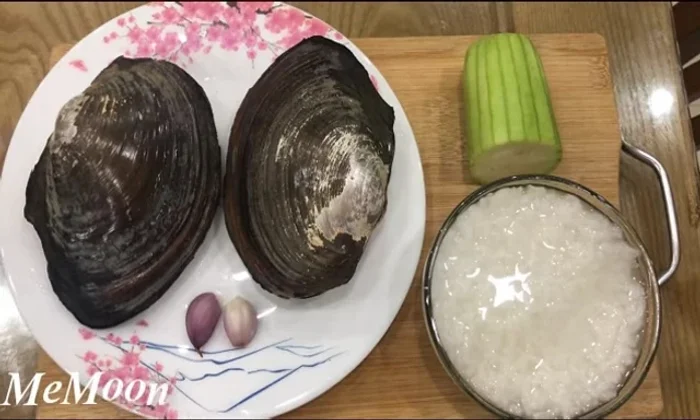 Ngâm trai trong nước vo gạo khoảng 3 tiếng (có thể thay nước 2-3 lần), sau đó rửa sạch. (66.0)
