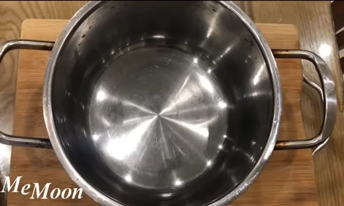 Luộc trai với 1 bát nước nhỏ và 1 lát gừng (tùy chọn) đến khi trai mở nắp. (79.259)