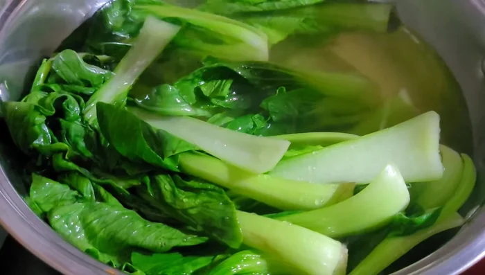 Vớt cải ra để ráo nước.
