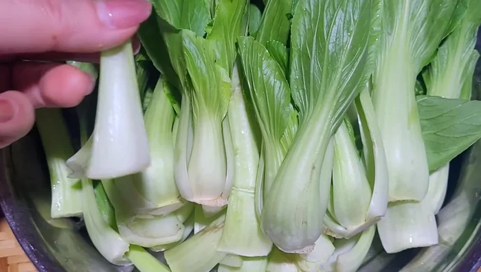 Rửa sạch cải thìa, tước bỏ bẹ già, để ráo nước. Không cần cắt cải.