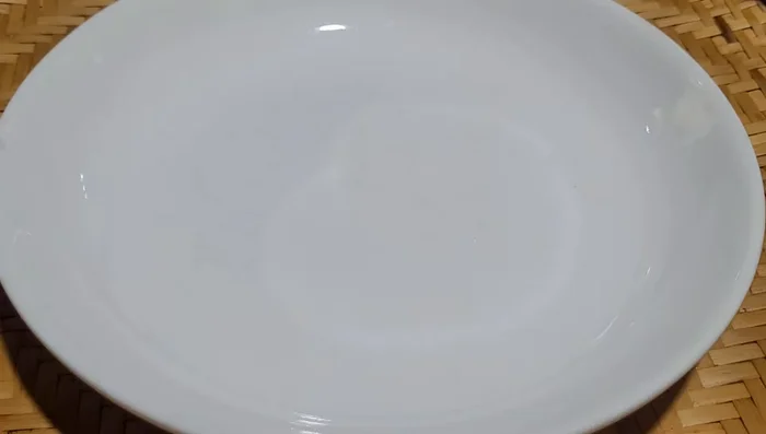 Tắt bếp. Cho cải ra đĩa, rắc tỏi phi lên trên.