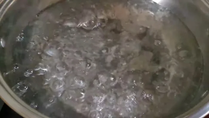 Đun sôi nước, cho vào 1 muỗng cà phê dầu ăn, trụng sơ cải thìa khoảng 2 phút cho cải chín tới, giữ màu xanh đẹp và bóng mượt.