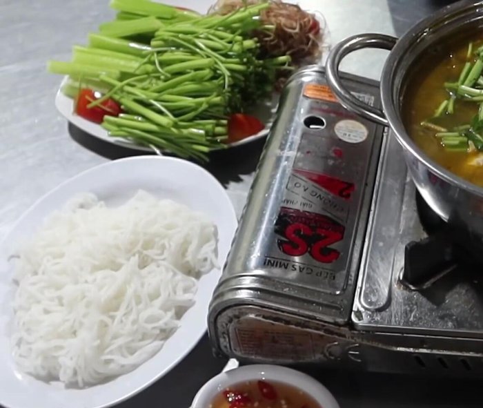 Rắc ngò gai, ngò ôm lên trên.