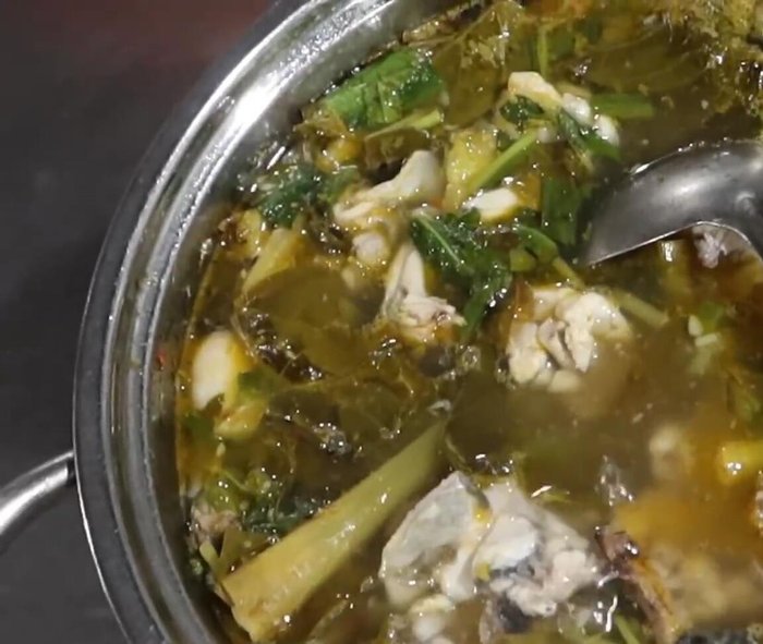 Cho rau ăn kèm vào và thưởng thức cùng bún.
