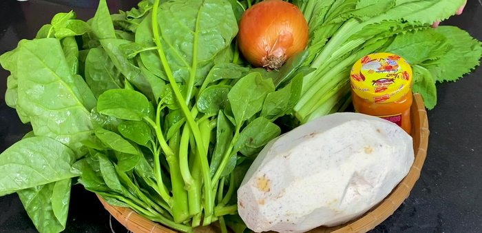 Sơ chế rau ăn kèm: rau mồng tơi, rau cần, ô tần ô, rau cải cay, hành tây, khoai môn.