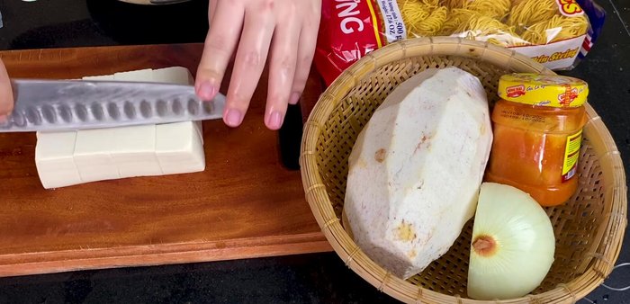 Cắt đậu hũ thành miếng vừa ăn.