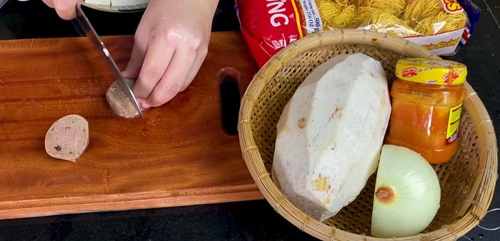 Cắt bò viên thành miếng vừa ăn.