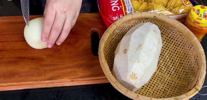 Cắt nhỏ hành tây.
