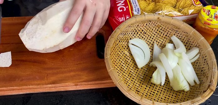 Gọt vỏ, rửa sạch khoai môn, loại bỏ phần hư, cắt thành miếng vừa ăn, chẻ đôi hoặc làm tư.