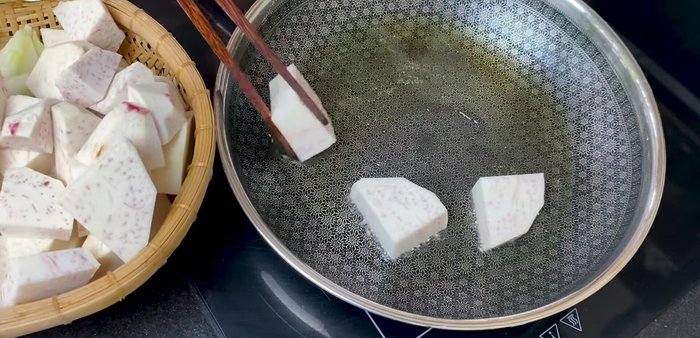 Chiên khoai môn vàng đều hai mặt.