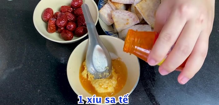 Pha chao với đường và sa tế (tùy khẩu vị).