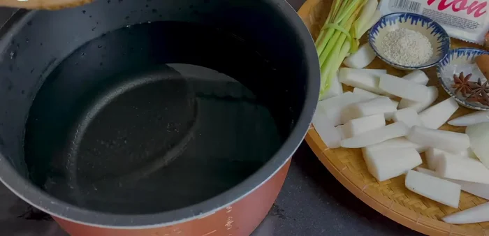 Sau khi chần, rửa sạch đuôi bò và gân bò nhiều lần với nước.