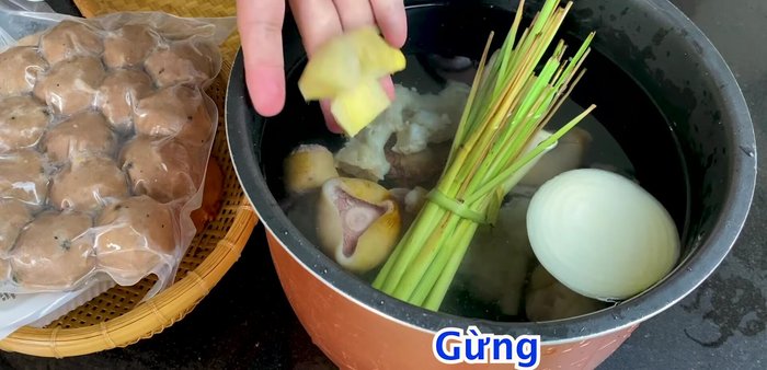 Cho gân bò, 1/4 củ hành tây, sả, gừng, quế, hoa hồi, củ cải trắng cắt khúc vào nồi áp suất. Nêm 1 muỗng canh đường phèn, 1.5 muỗng canh hạt nêm. Thêm khoảng 2.5 lít nước.