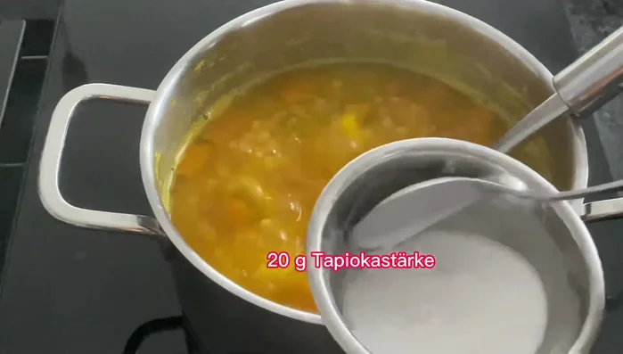 Pha bột năng với ít nước, từ từ cho vào nồi chè để tạo độ sánh. (102.479)