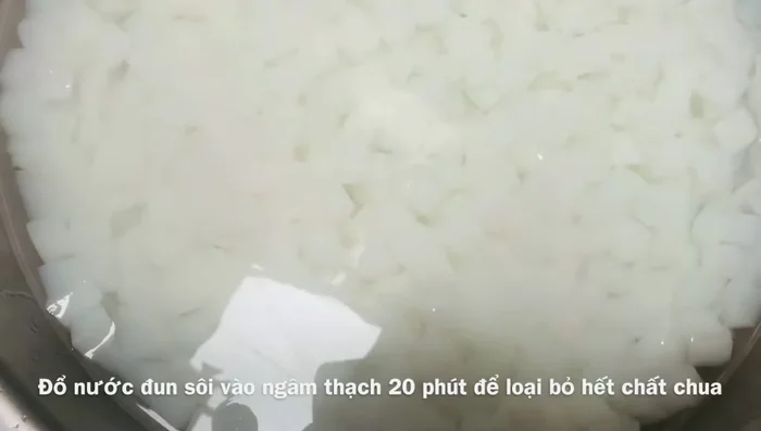 Vớt thạch ra, để ráo nước.